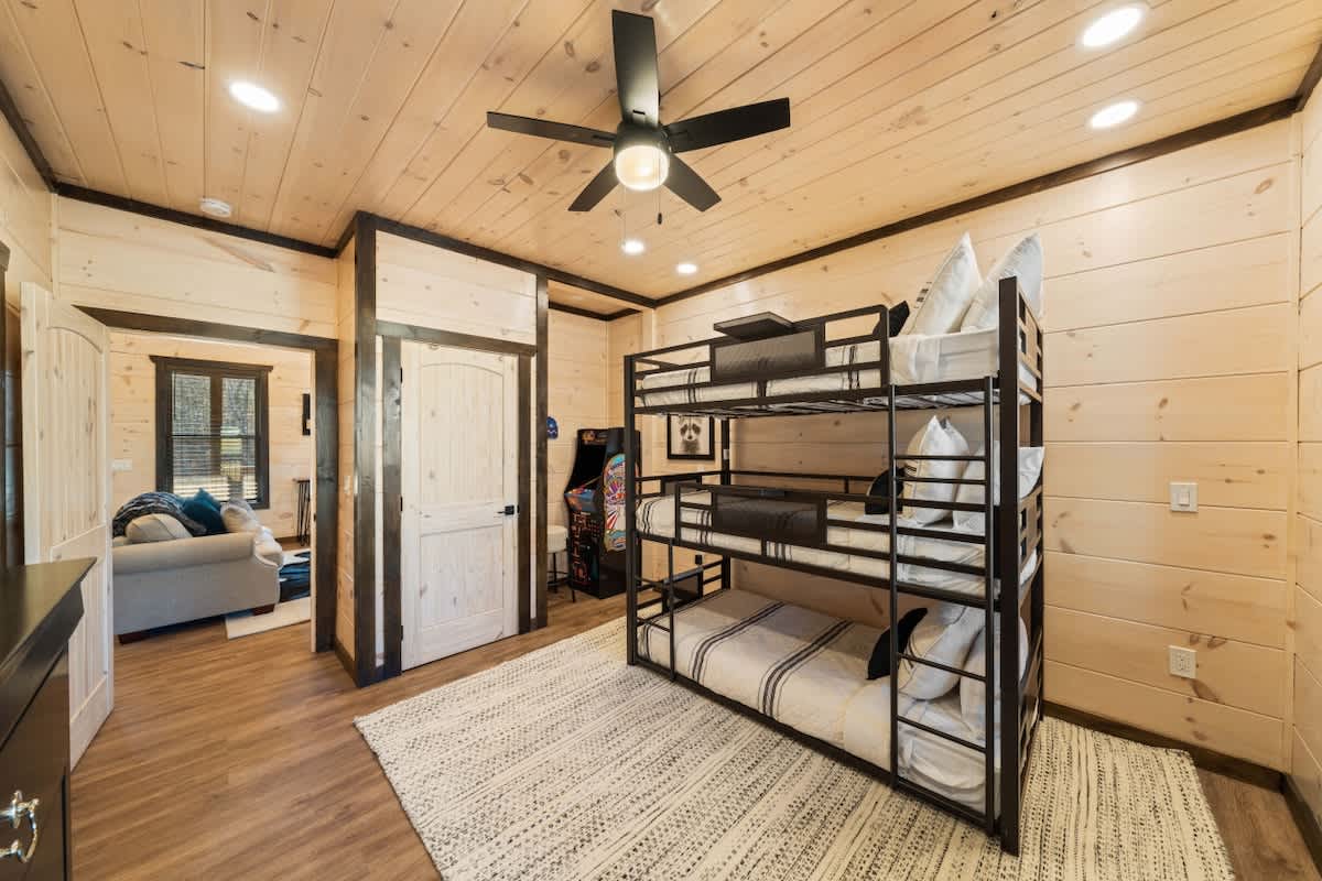 Bearfoot Cabin • Hot Tub • Near Parkway • Sleeps 7 #24