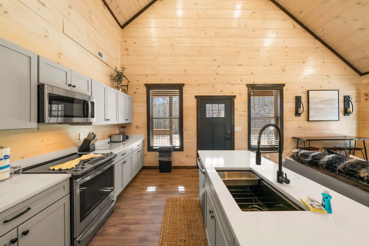 Bearfoot Cabin • Hot Tub • Near Parkway • Sleeps 7 #26