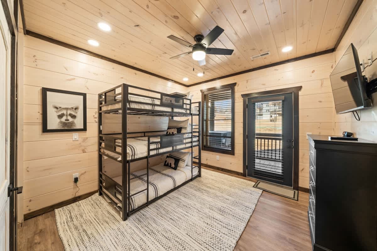 Bearfoot Cabin • Hot Tub • Near Parkway • Sleeps 7 #5