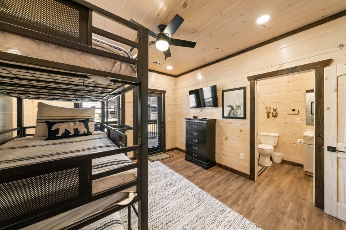 Bearfoot Cabin • Hot Tub • Near Parkway • Sleeps 7 #15