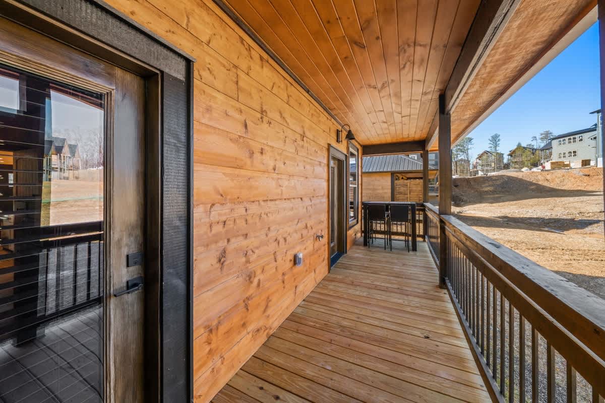 Bearfoot Cabin • Hot Tub • Near Parkway • Sleeps 7 #10