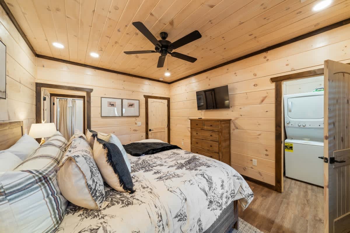 Bearfoot Cabin • Hot Tub • Near Parkway • Sleeps 7 #9