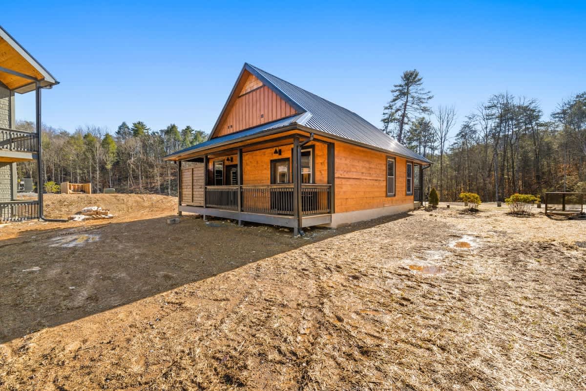 Bearfoot Cabin • Hot Tub • Near Parkway • Sleeps 7 #4
