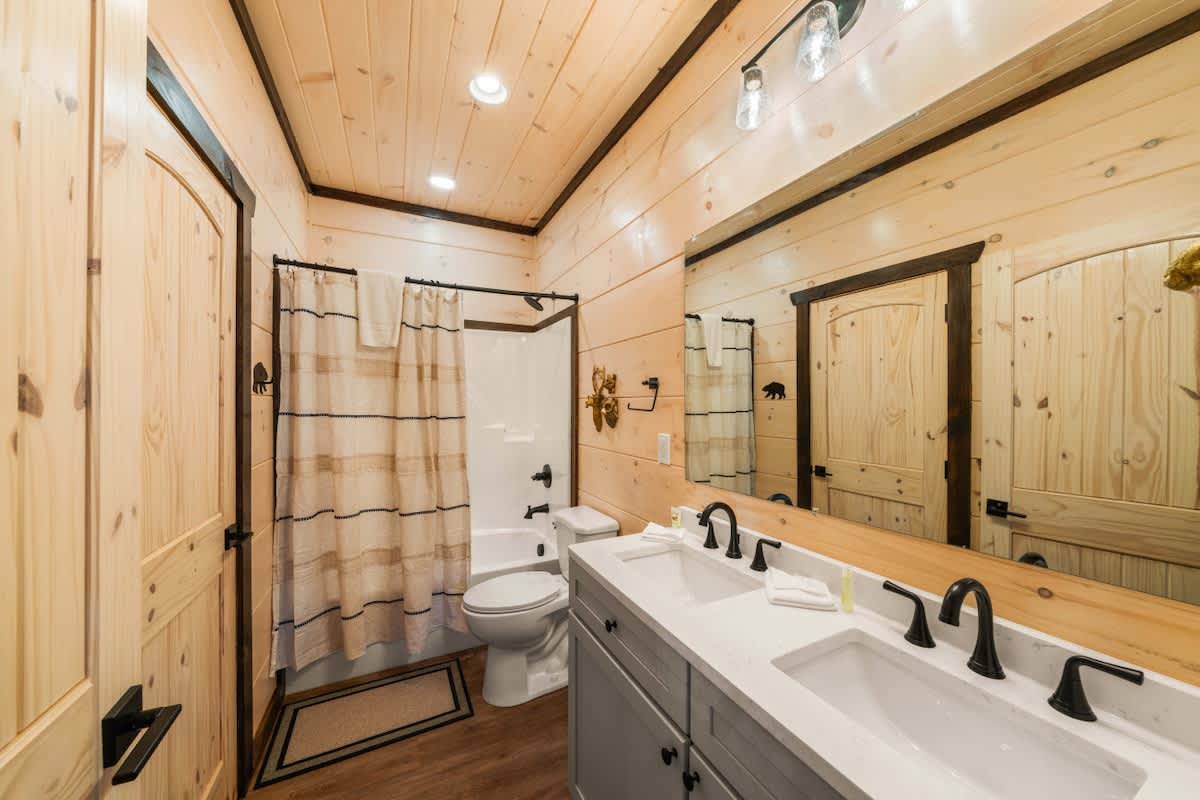 Bearfoot Cabin • Hot Tub • Near Parkway • Sleeps 7 #19