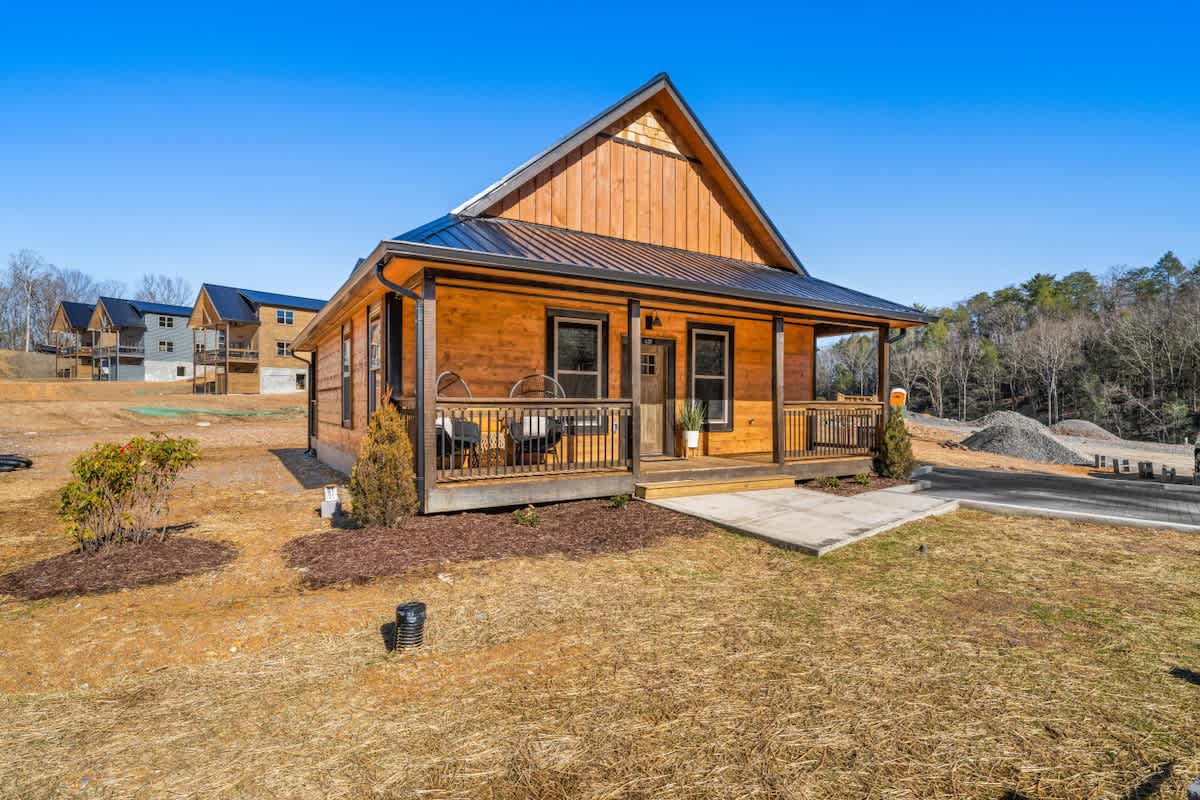 Bearfoot Cabin • Hot Tub • Near Parkway • Sleeps 7 #3