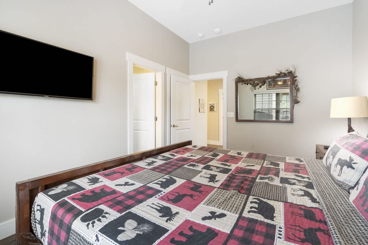 Bedroom 9 image 1