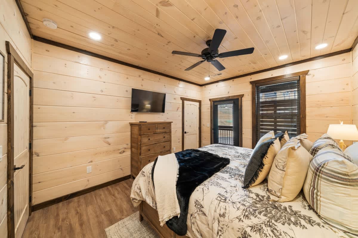 Bearfoot Cabin • Hot Tub • Near Parkway • Sleeps 7 #21