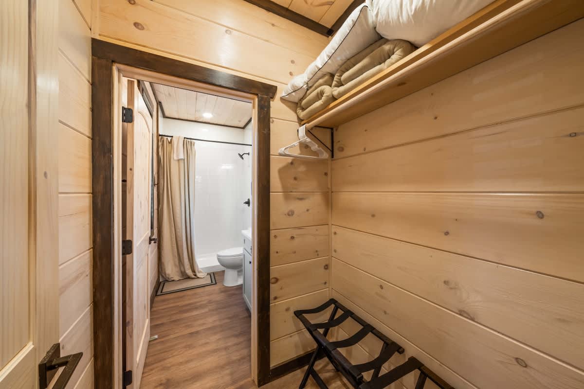 Bearfoot Cabin • Hot Tub • Near Parkway • Sleeps 7 #11