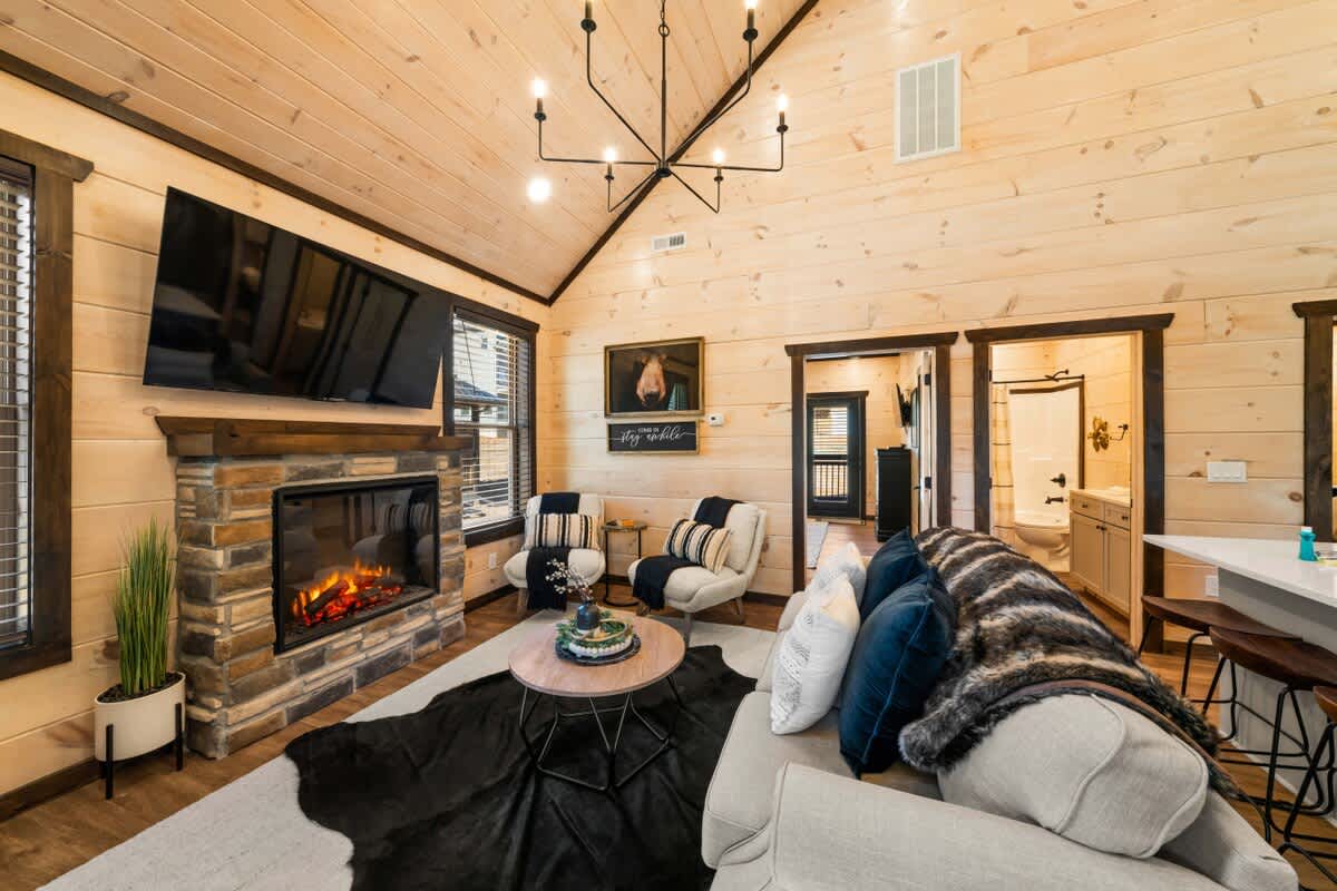 Bearfoot Cabin • Hot Tub • Near Parkway • Sleeps 7 #8