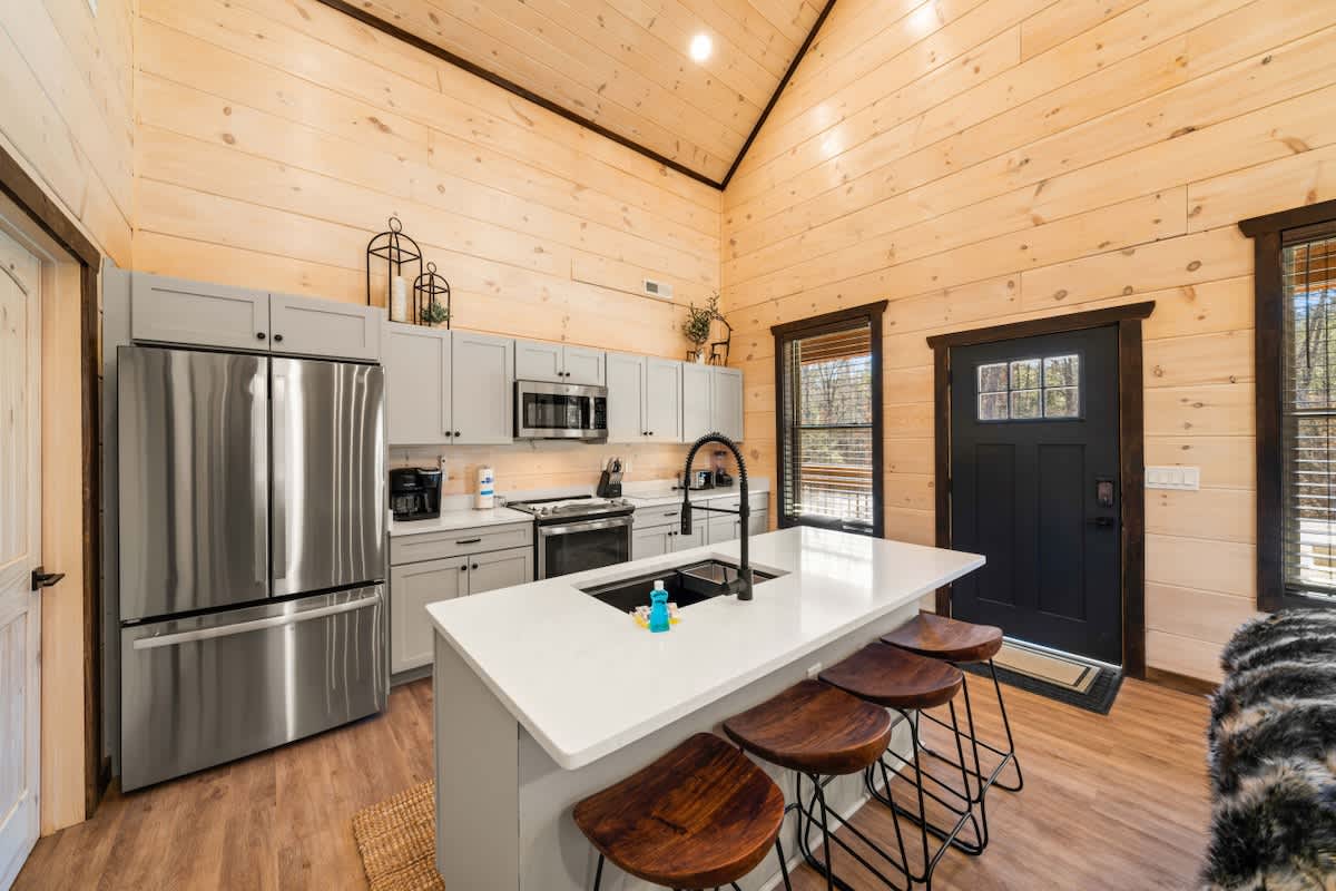 Bearfoot Cabin • Hot Tub • Near Parkway • Sleeps 7 #13