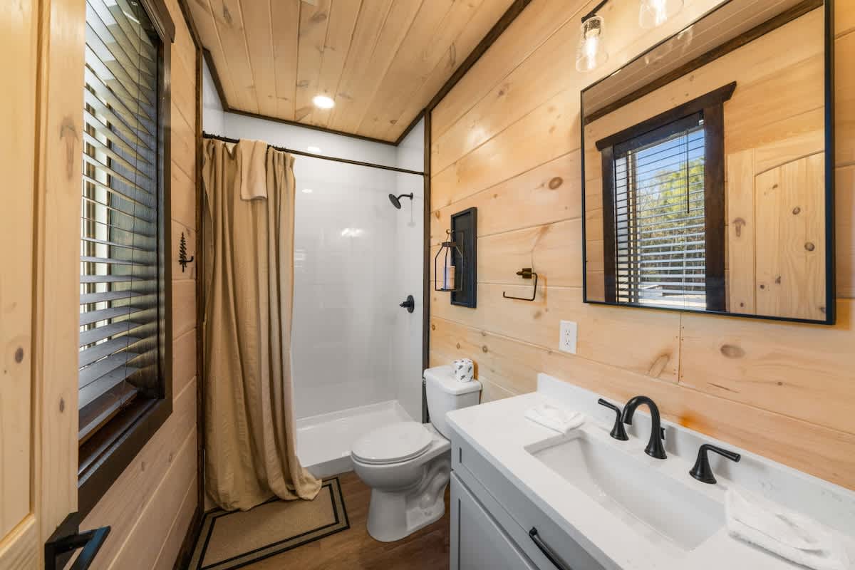 Bearfoot Cabin • Hot Tub • Near Parkway • Sleeps 7 #12