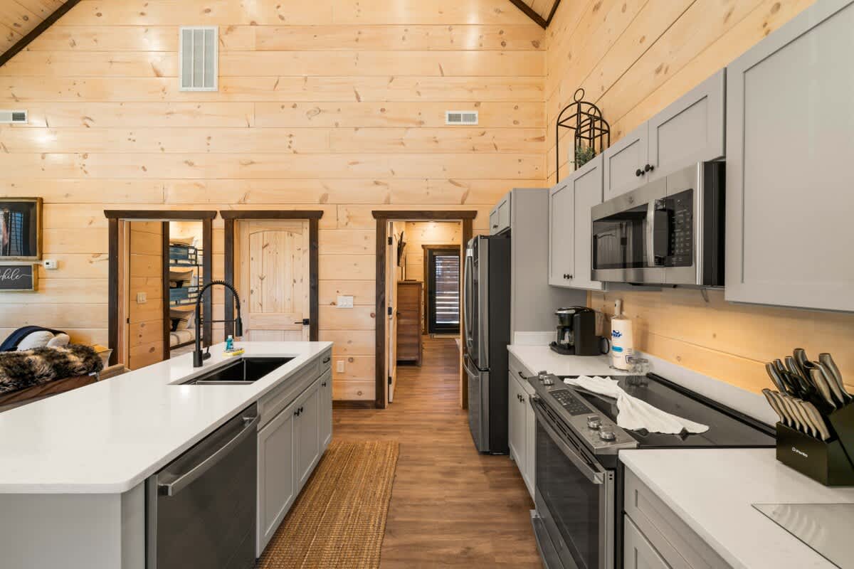 Bearfoot Cabin • Hot Tub • Near Parkway • Sleeps 7 #23