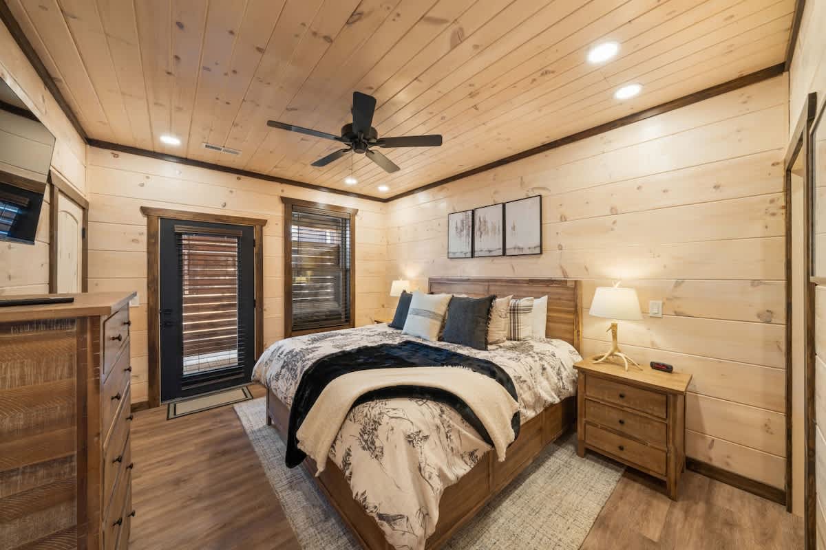 Bearfoot Cabin • Hot Tub • Near Parkway • Sleeps 7 #16