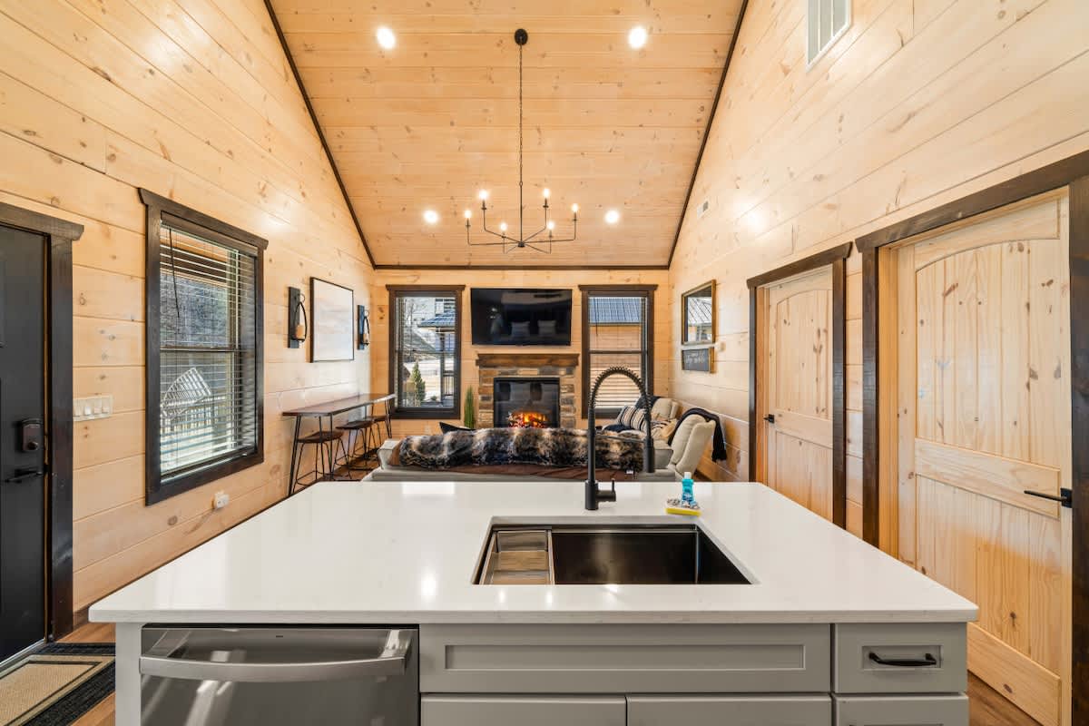 Bearfoot Cabin • Hot Tub • Near Parkway • Sleeps 7 #18