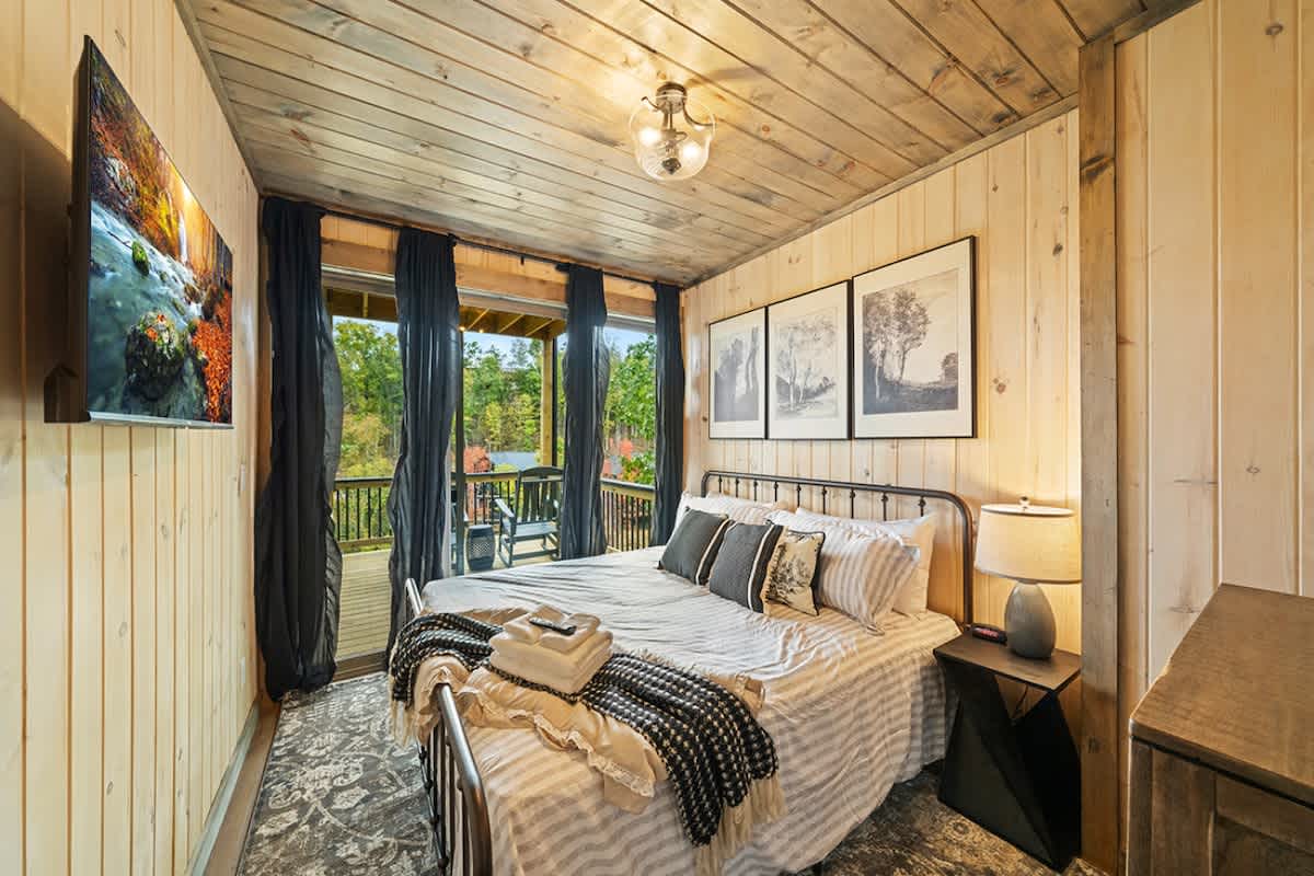 Hot Tub Lake View Family Getaway w/ Lake Access #11
