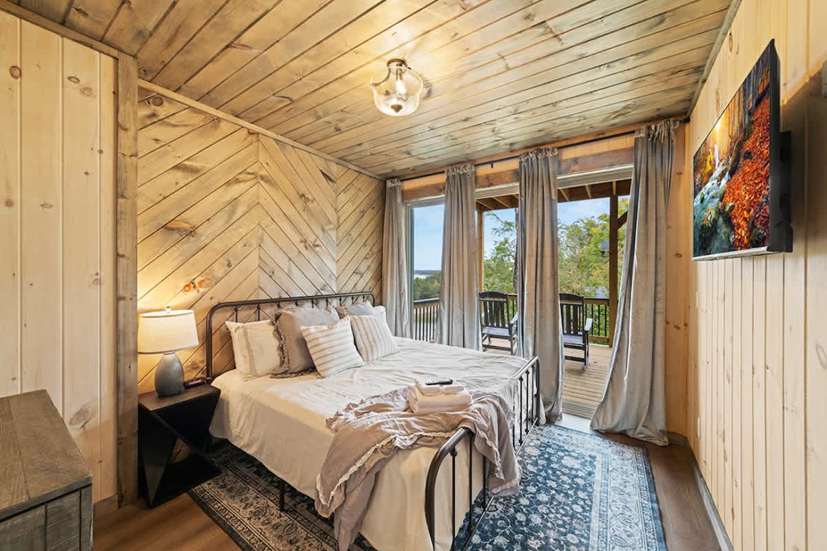 Hot Tub Lake View Family Getaway w/ Lake Access – 4 Bedroom