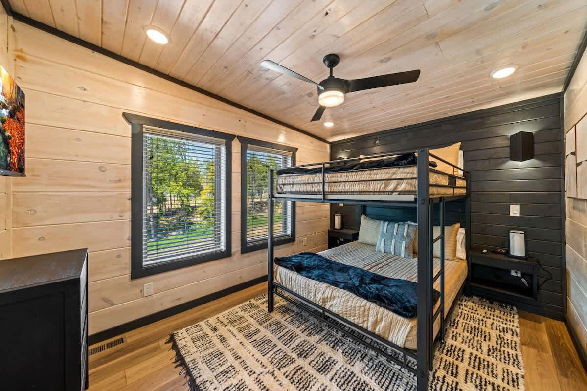 Indoor Pool & Hot Tub Cabin - Parkway Retreat #27