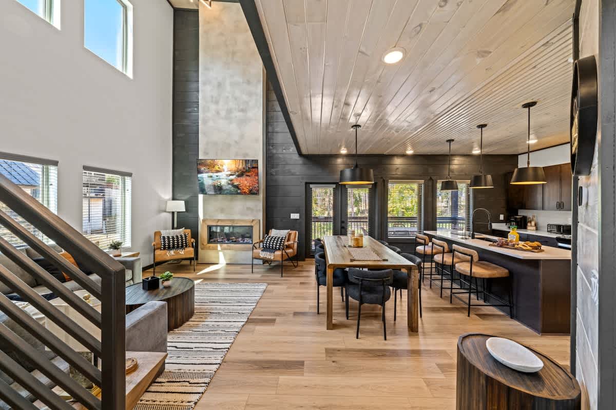 Indoor Pool & Hot Tub Cabin - Parkway Retreat #2