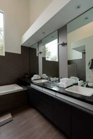 4BR Rice Village w/Rooftop Deck & BBQ, Sleeps 12 #10