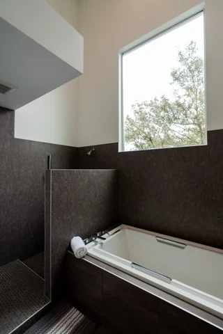 4BR Rice Village w/Rooftop Deck & BBQ, Sleeps 12 #16