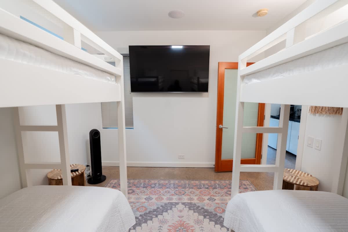 4BR Rice Village w/Rooftop Deck & BBQ, Sleeps 12 #18