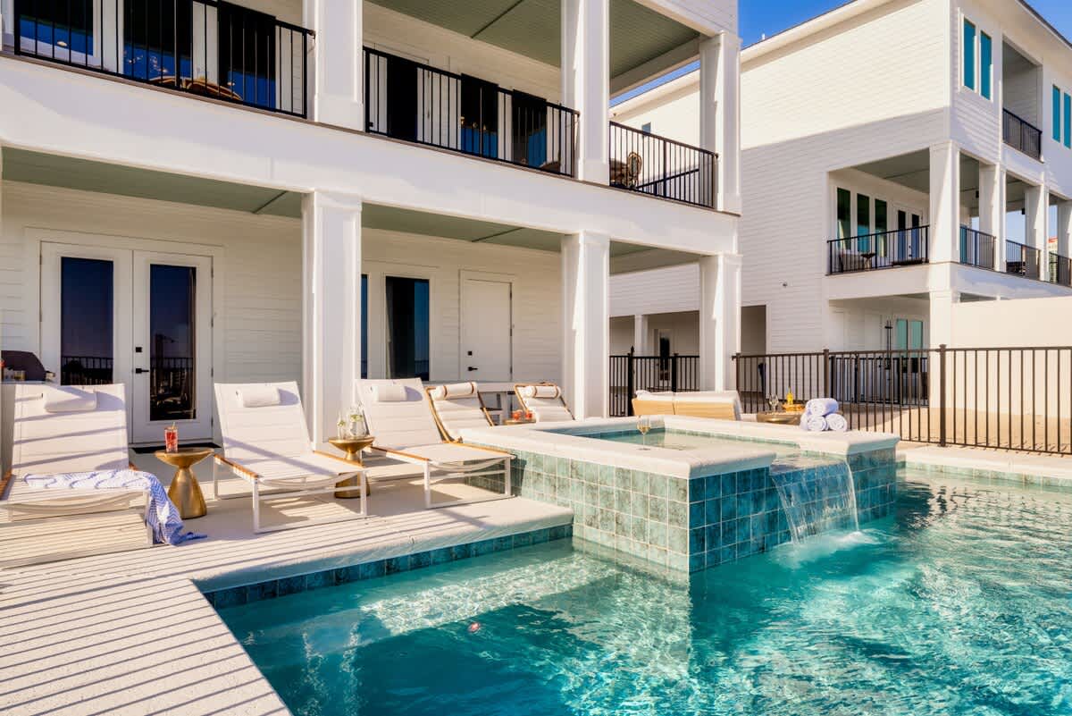 Beachfront Luxury w/ Pool & Elevator #43