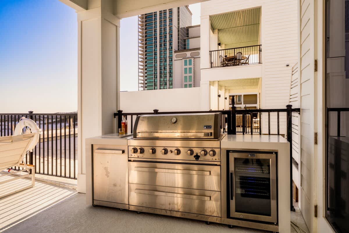 Beachfront Luxury w/ Pool & Elevator #47