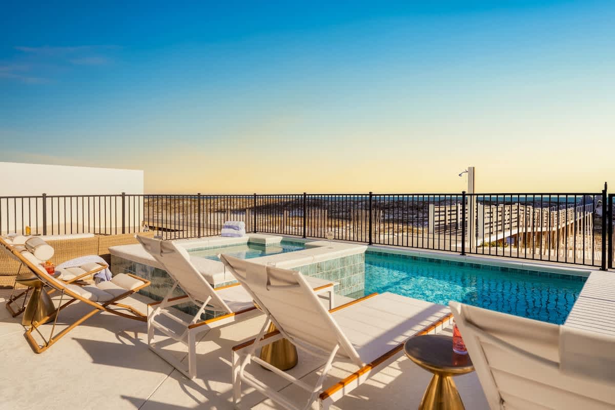 Beachfront Luxury w/ Pool & Elevator #52