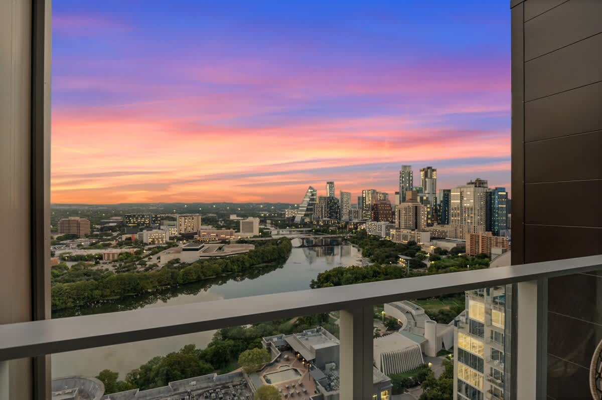Apartment in Austin property photo 4