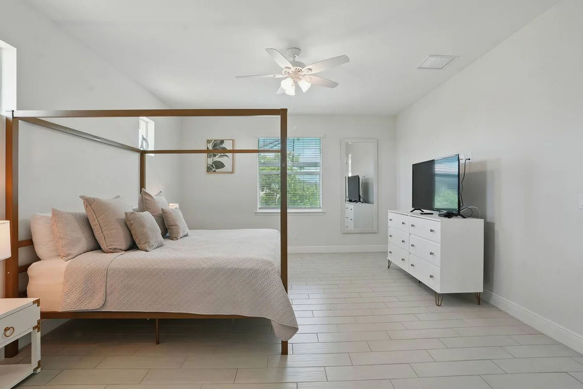 Bedroom 2 image 1
