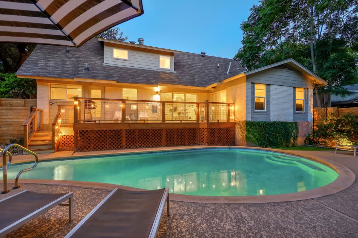 Pool, 2 Miles to Downtown | Bachelorette Favorite #3