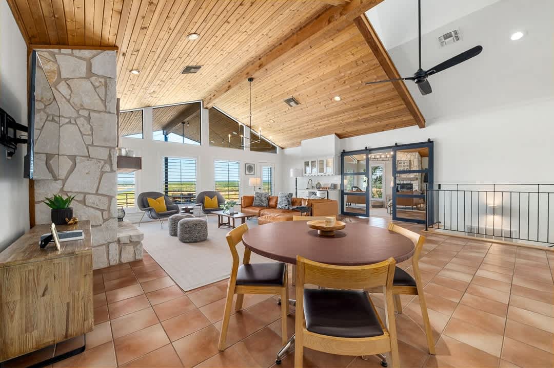 Lake Travis Views, Community Pool + Pickleball