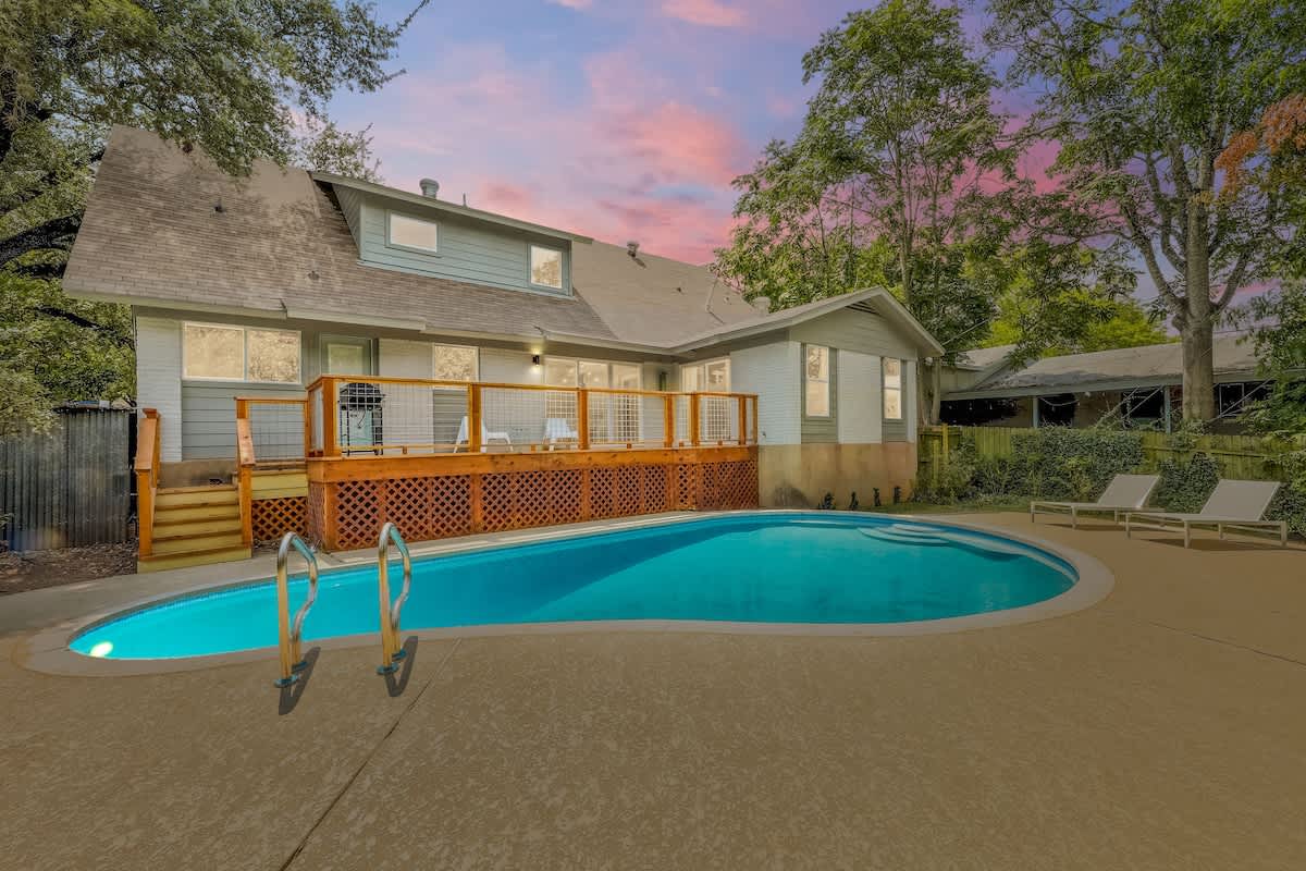 Pool, 2 Miles to Downtown | Bachelorette Favorite #40