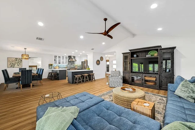 Sleeps 15 | Waterfront Fire Pit, Dock | Lake LBJ #39