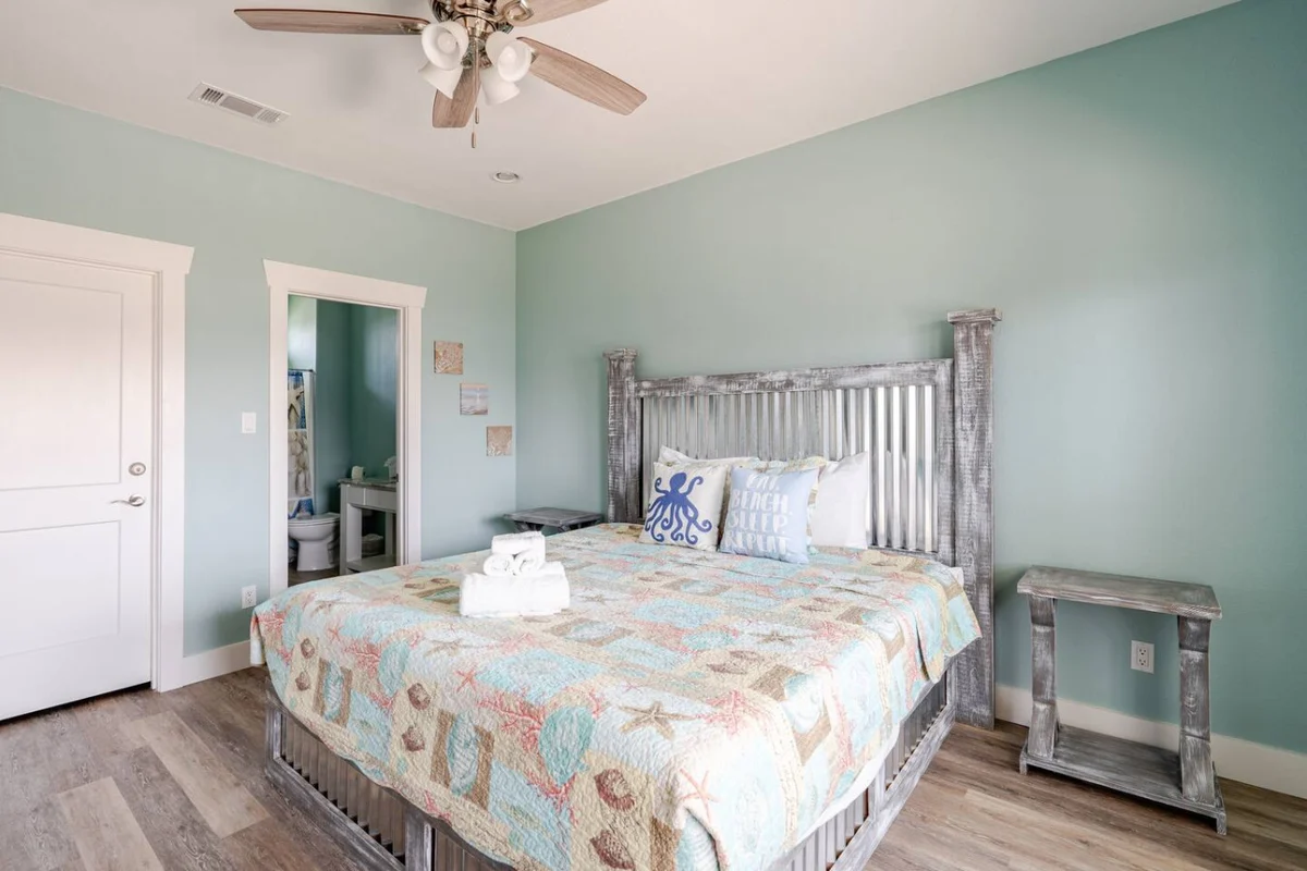 King Bed, Fireplace property photo 4