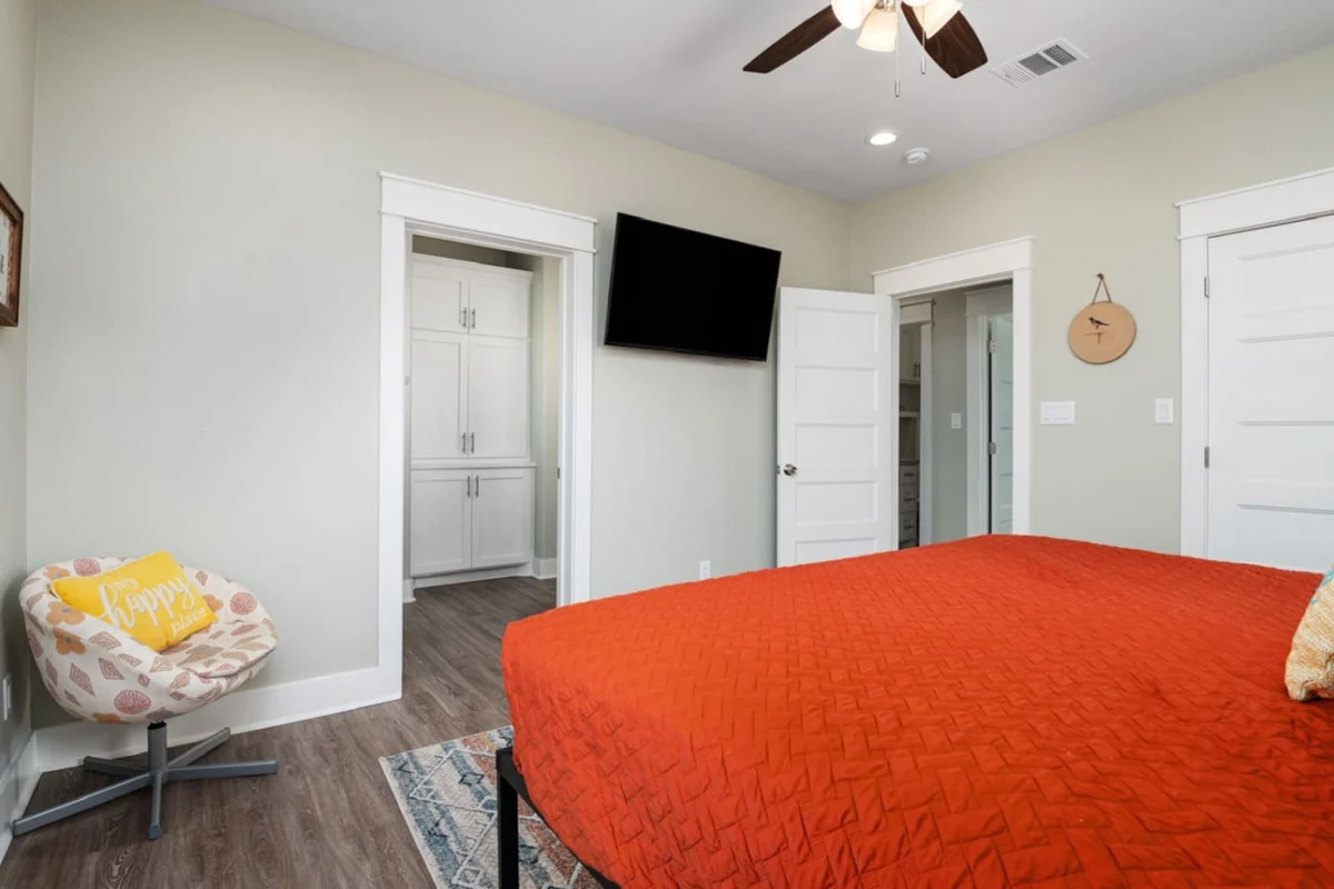 Bedroom 5 image 1