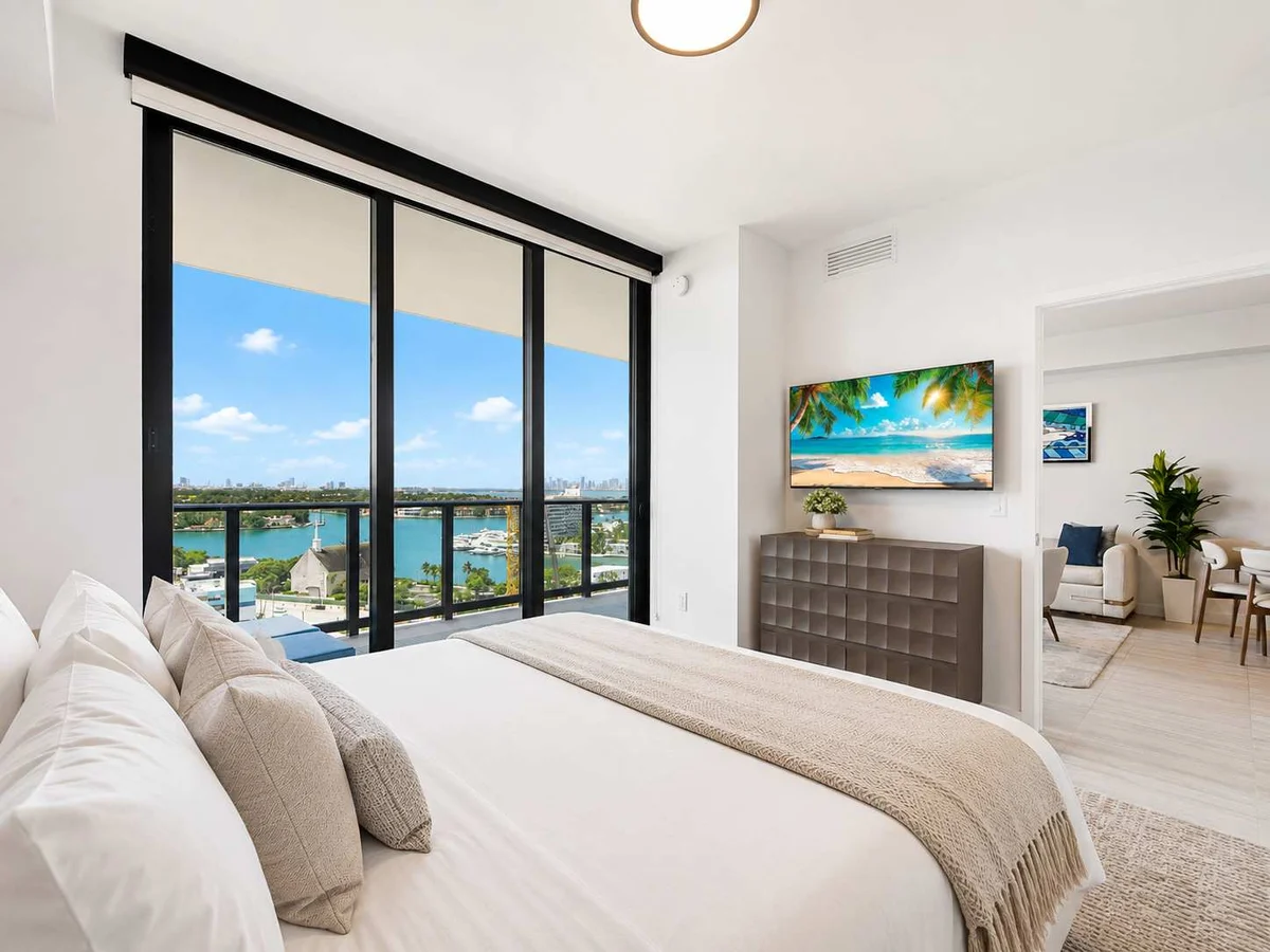 Condo in Miami Beach property photo 2