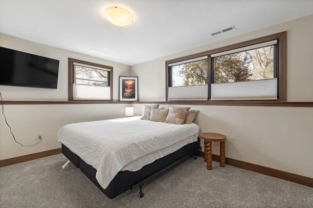 Bedroom 5 image 1