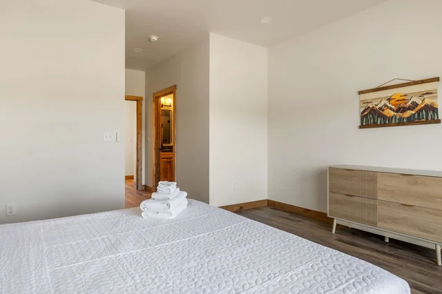 Bedroom 5 image 1