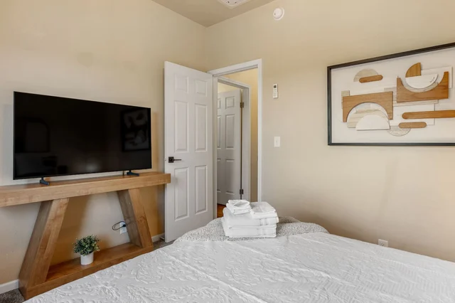 Bedroom 2 image 1