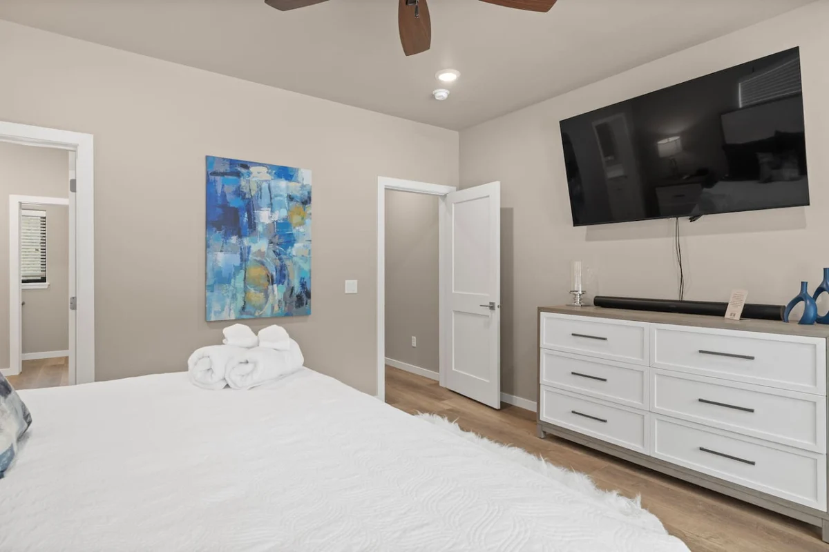 Bedroom 5 image 1