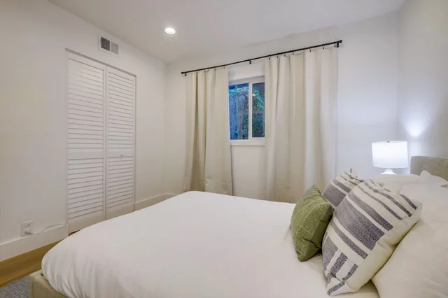 Bedroom 5 image 1