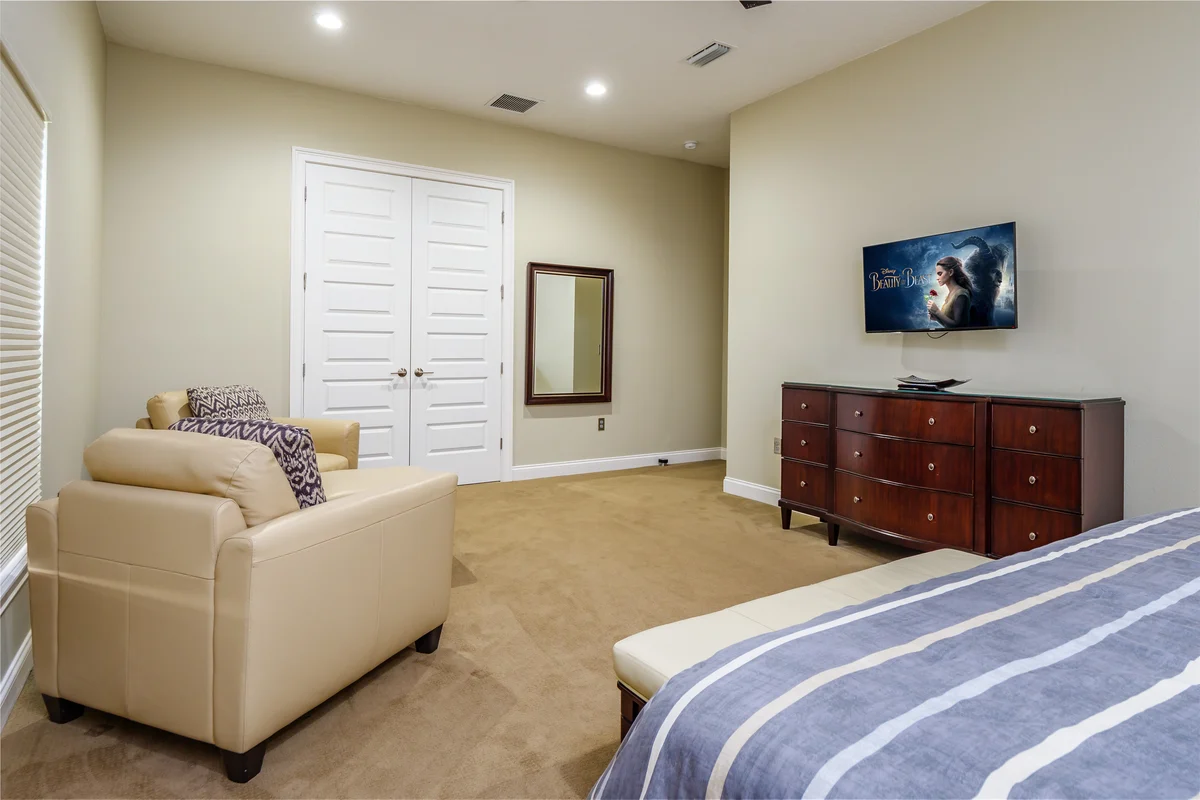 Bedroom 8 image 1