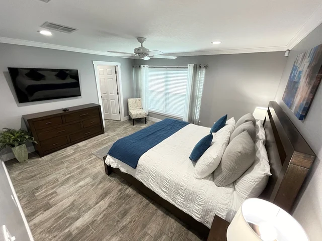 Bedroom 6 image 1