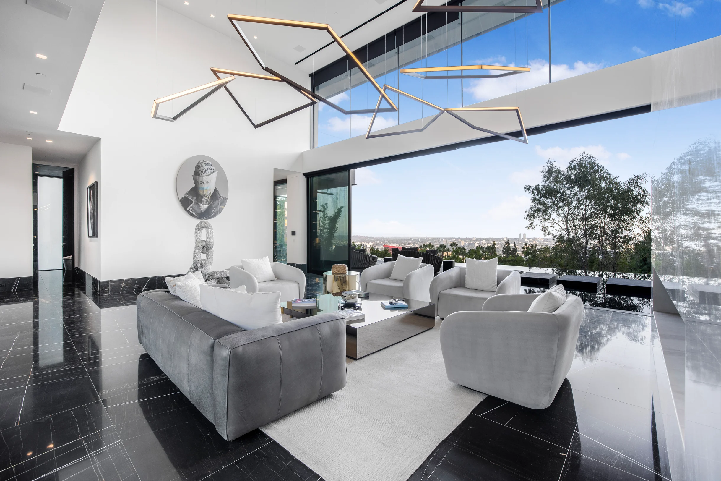 Property in Hollywood Hills, Los Angeles property photo 4