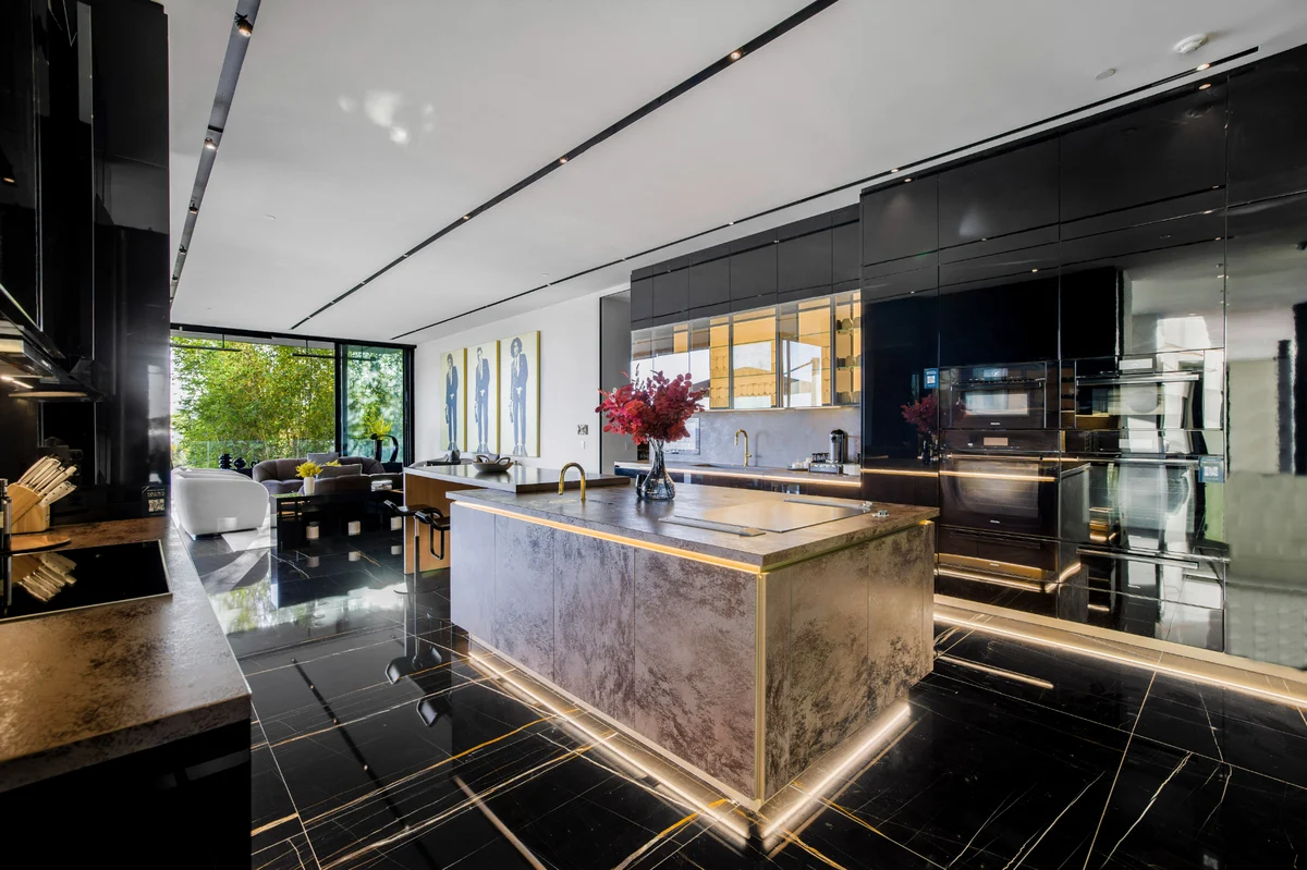 Property in Hollywood Hills, Los Angeles property photo 5