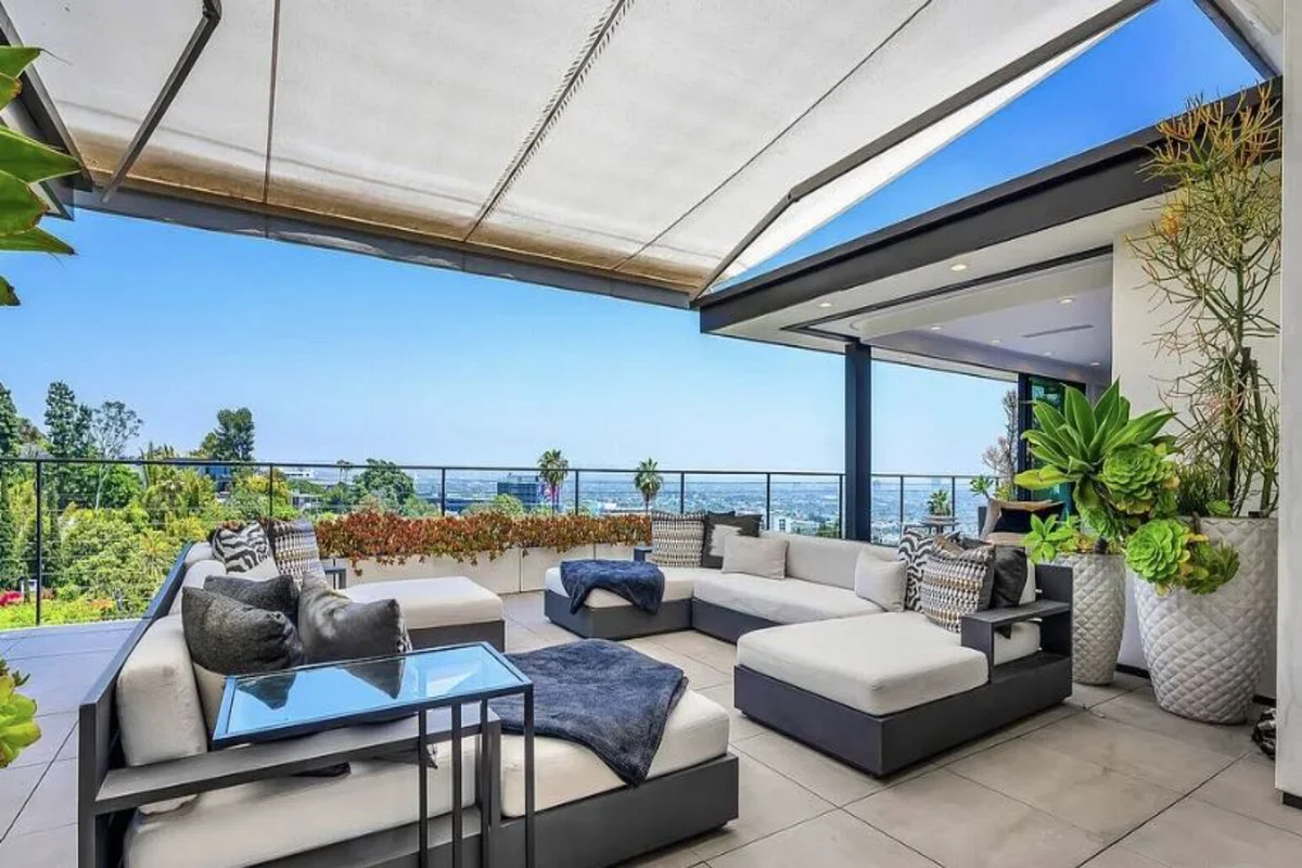 Property in Hollywood Hills, Los Angeles property photo 3