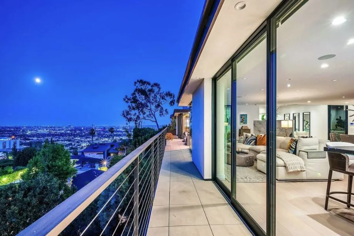 Property in Hollywood Hills, Los Angeles property photo 2
