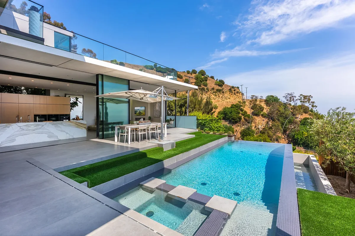 Property in Hollywood Hills, Los Angeles property photo 2