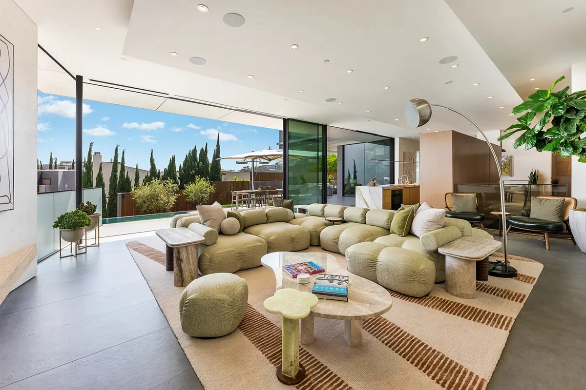 Property in Hollywood Hills, Los Angeles property photo 3